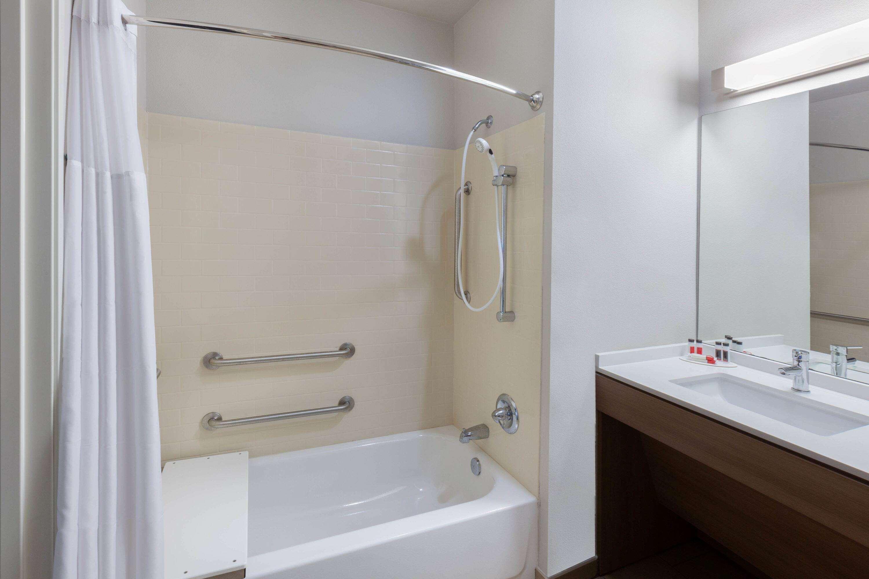 Microtel Inn & Suites By Wyndham Колледж-Стейшн Экстерьер фото